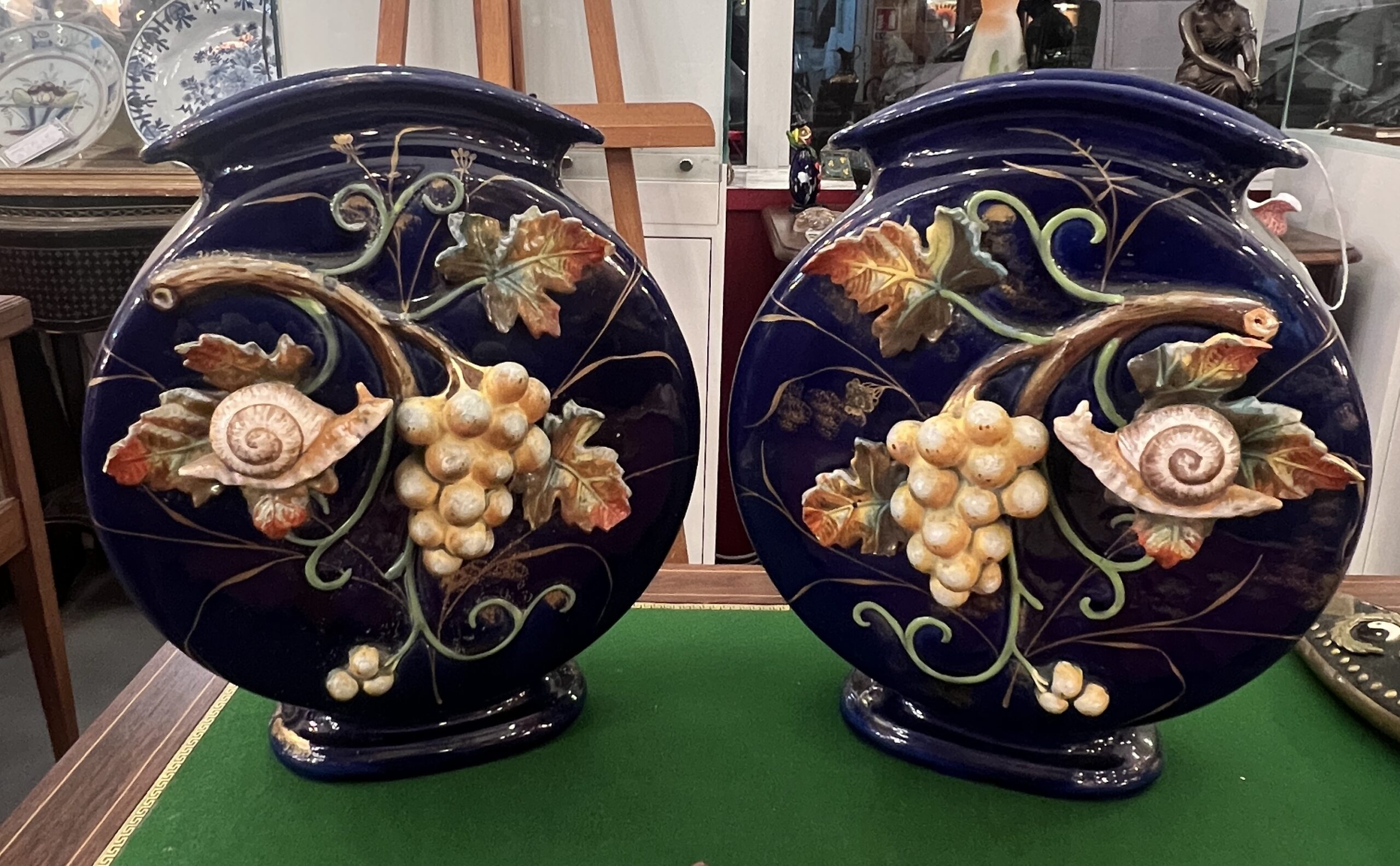 Paire de vases de Wasmuel, méplat en faïence impressionniste, Epoque 1880, décor Japonisant XIXe, bleu cobalt