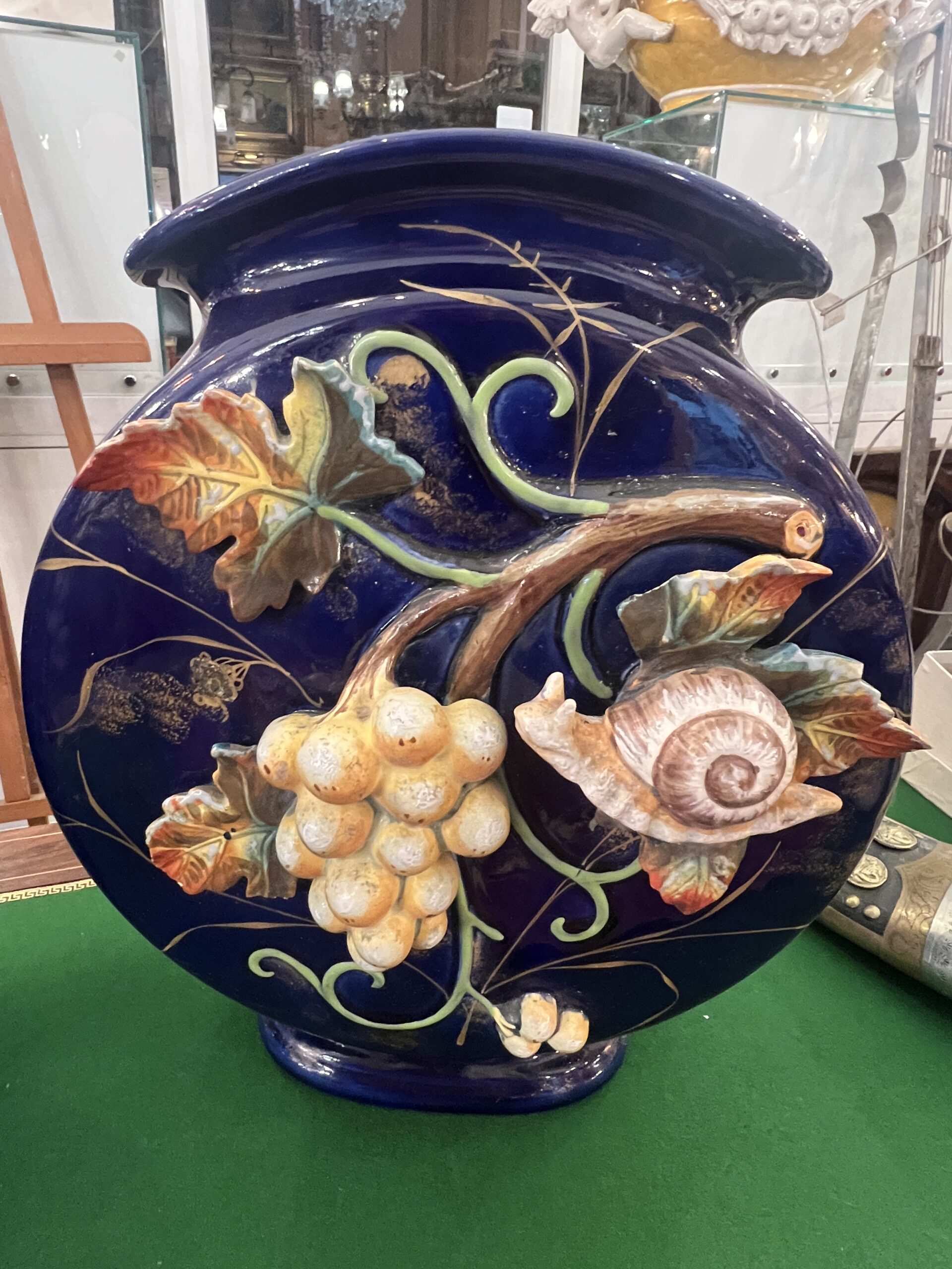 Paire de vases de Wasmuel, méplat en faïence impressionniste, Epoque 1880, décor Japonisant XIXe, bleu cobalt – Image 2