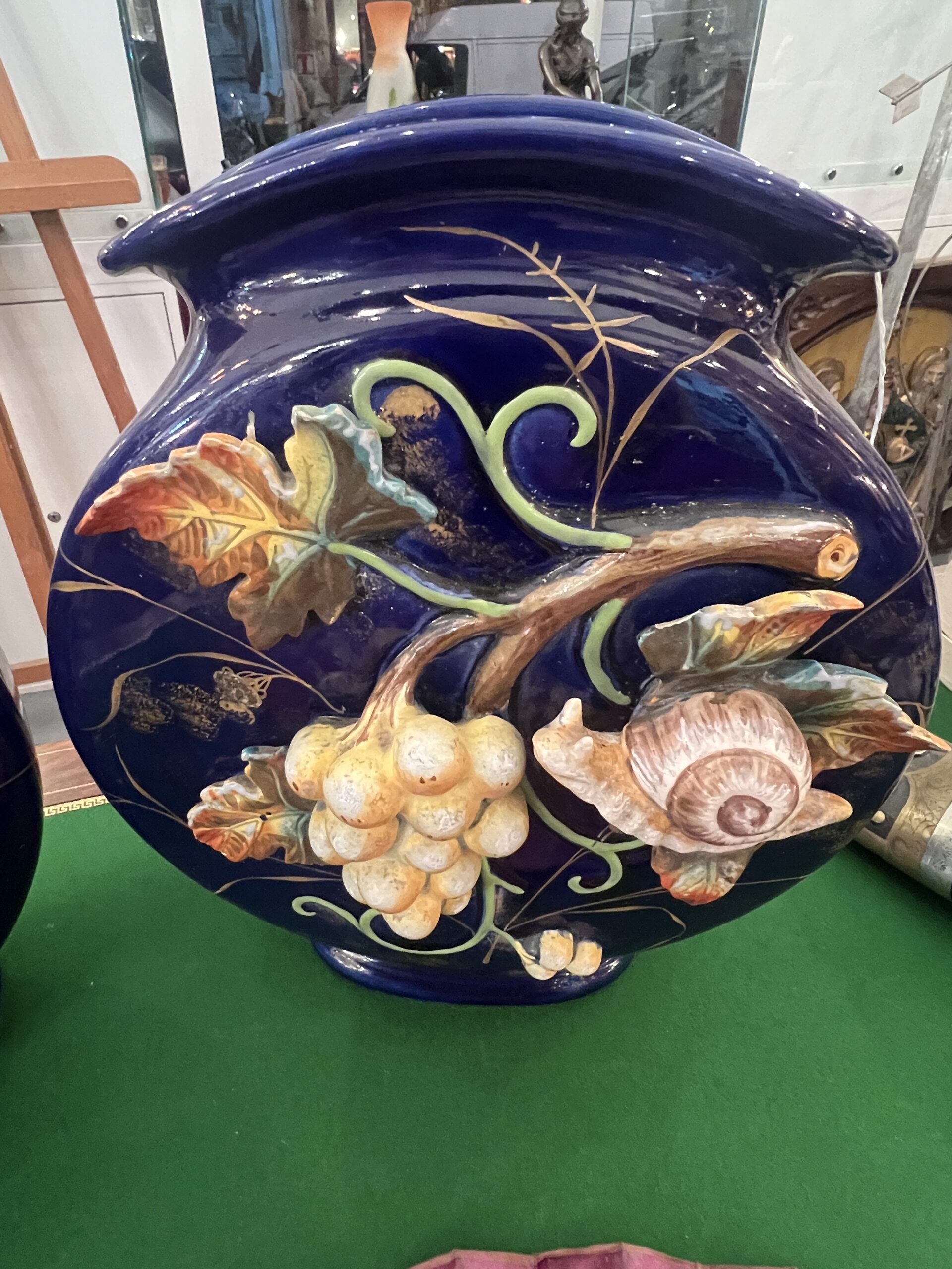 Paire de vases de Wasmuel, méplat en faïence impressionniste, Epoque 1880, décor Japonisant XIXe, bleu cobalt – Image 3