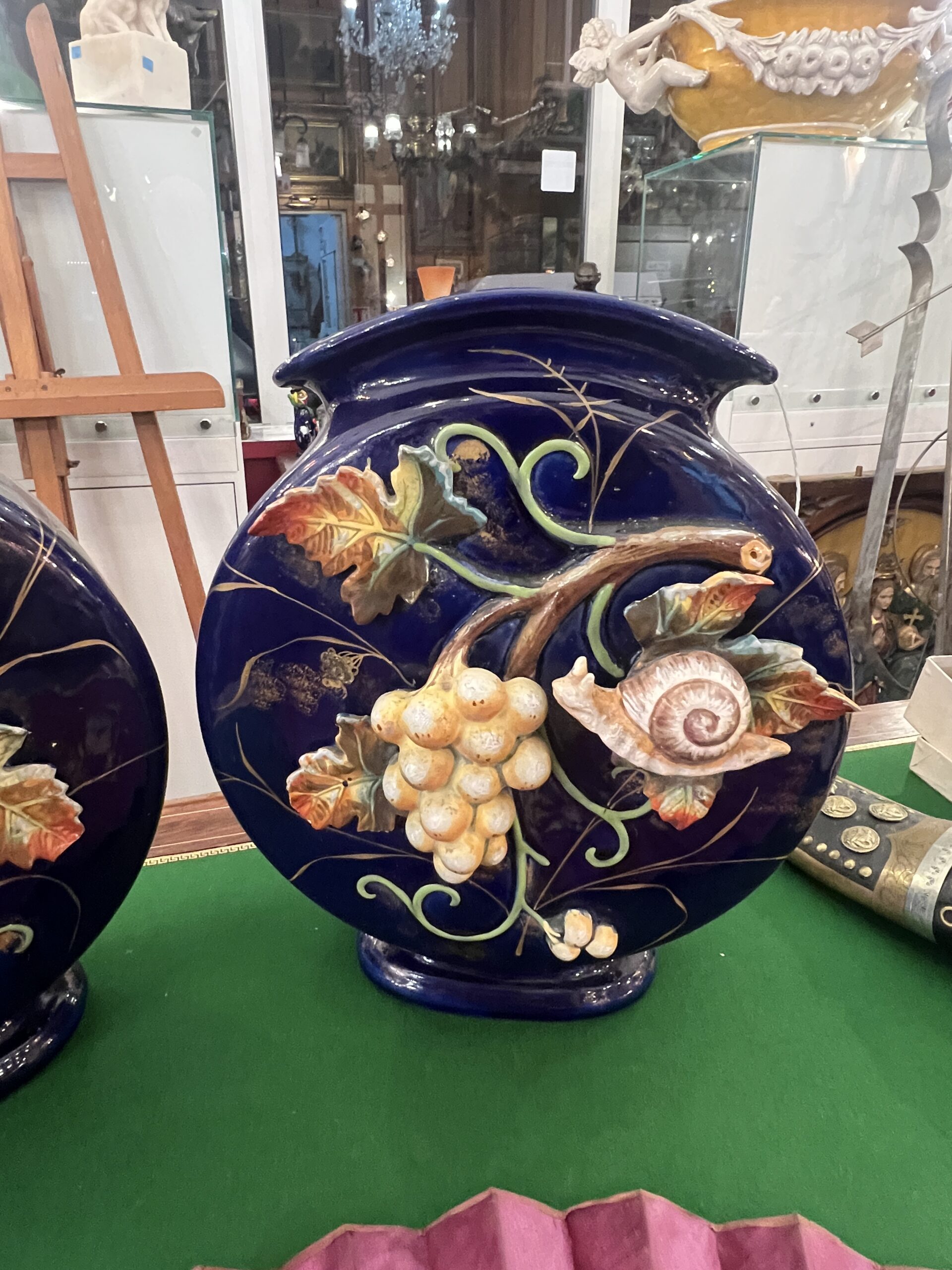 Paire de vases de Wasmuel, méplat en faïence impressionniste, Epoque 1880, décor Japonisant XIXe, bleu cobalt – Image 4