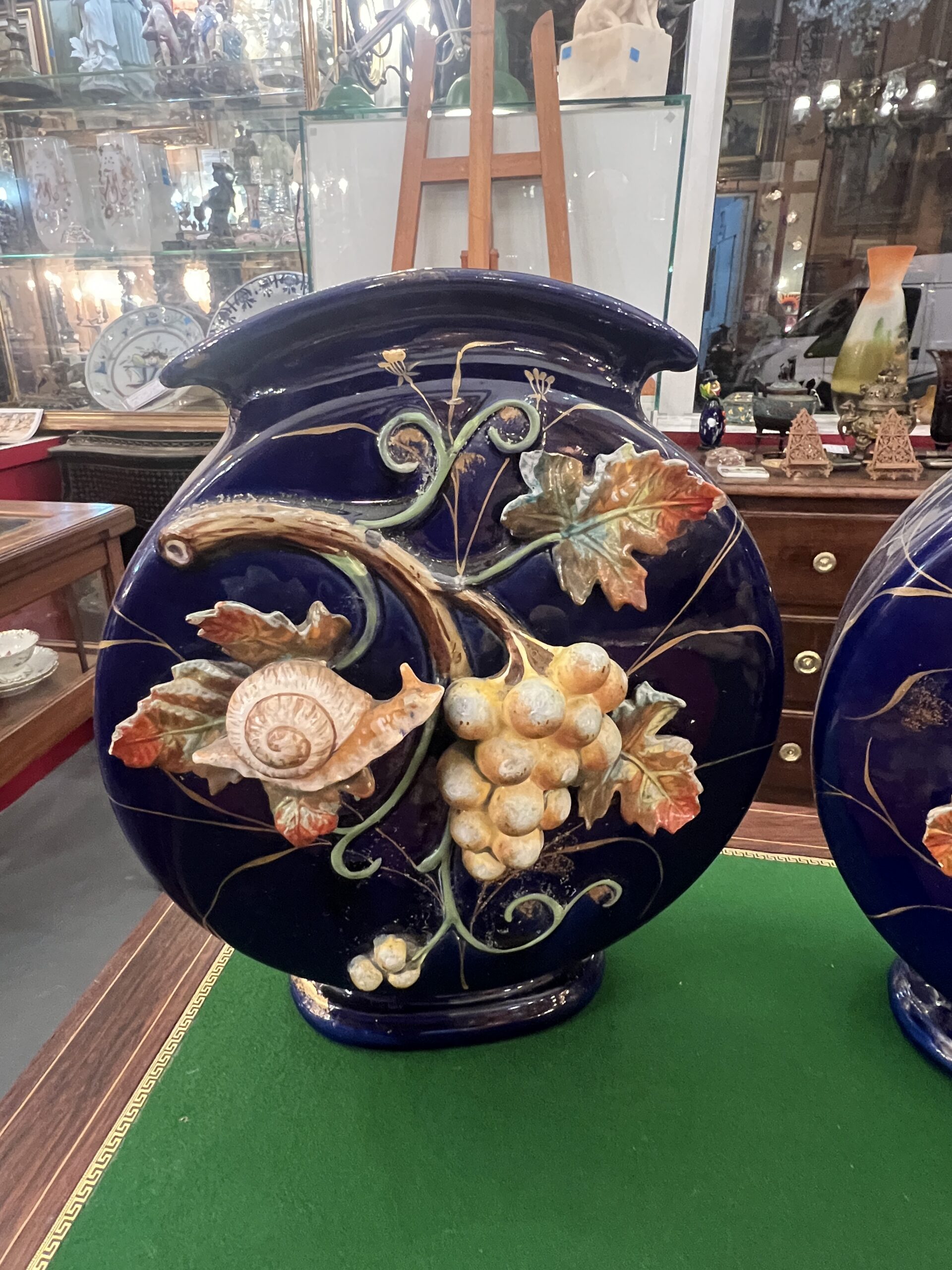 Paire de vases de Wasmuel, méplat en faïence impressionniste, Epoque 1880, décor Japonisant XIXe, bleu cobalt – Image 5