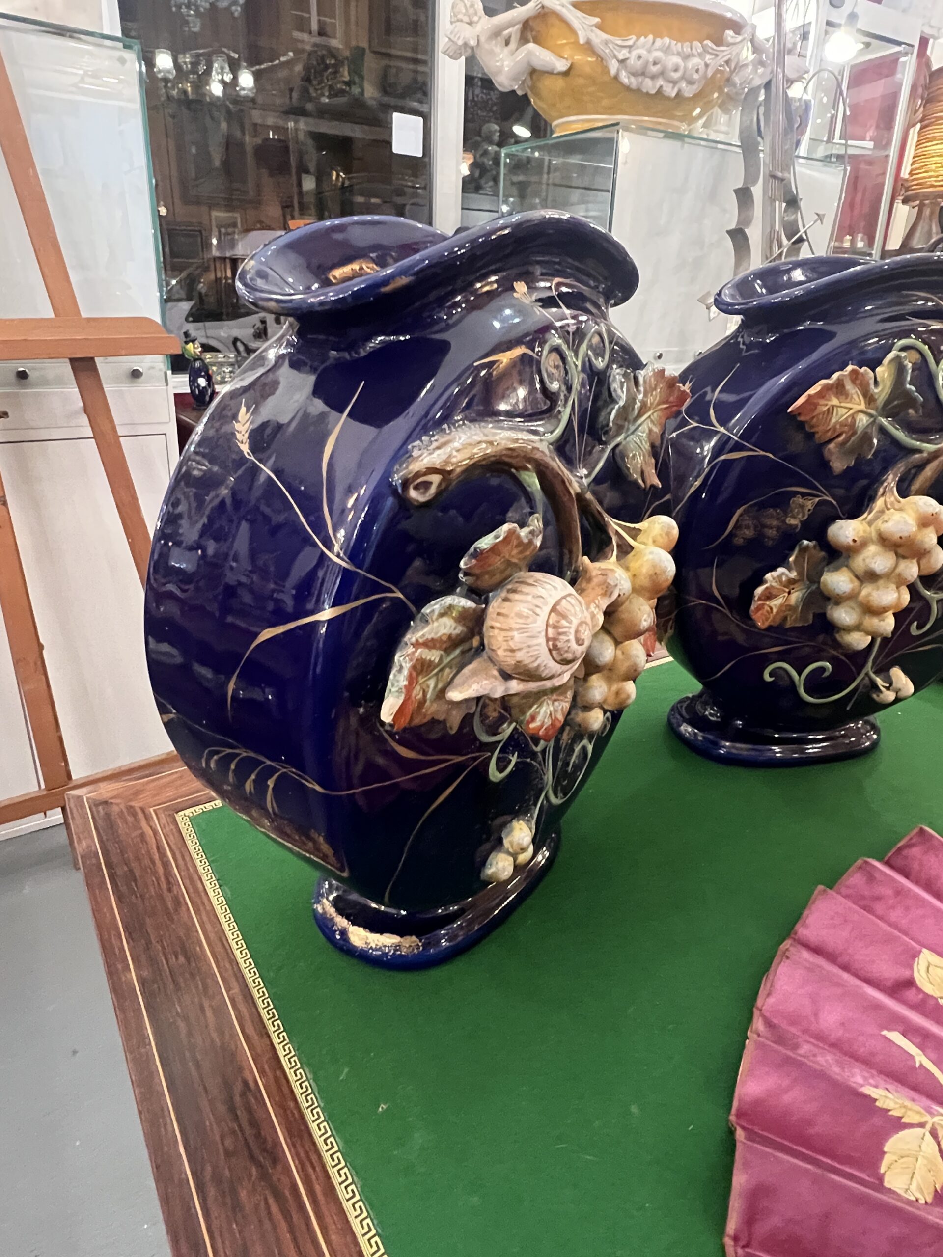 Paire de vases de Wasmuel, méplat en faïence impressionniste, Epoque 1880, décor Japonisant XIXe, bleu cobalt – Image 8