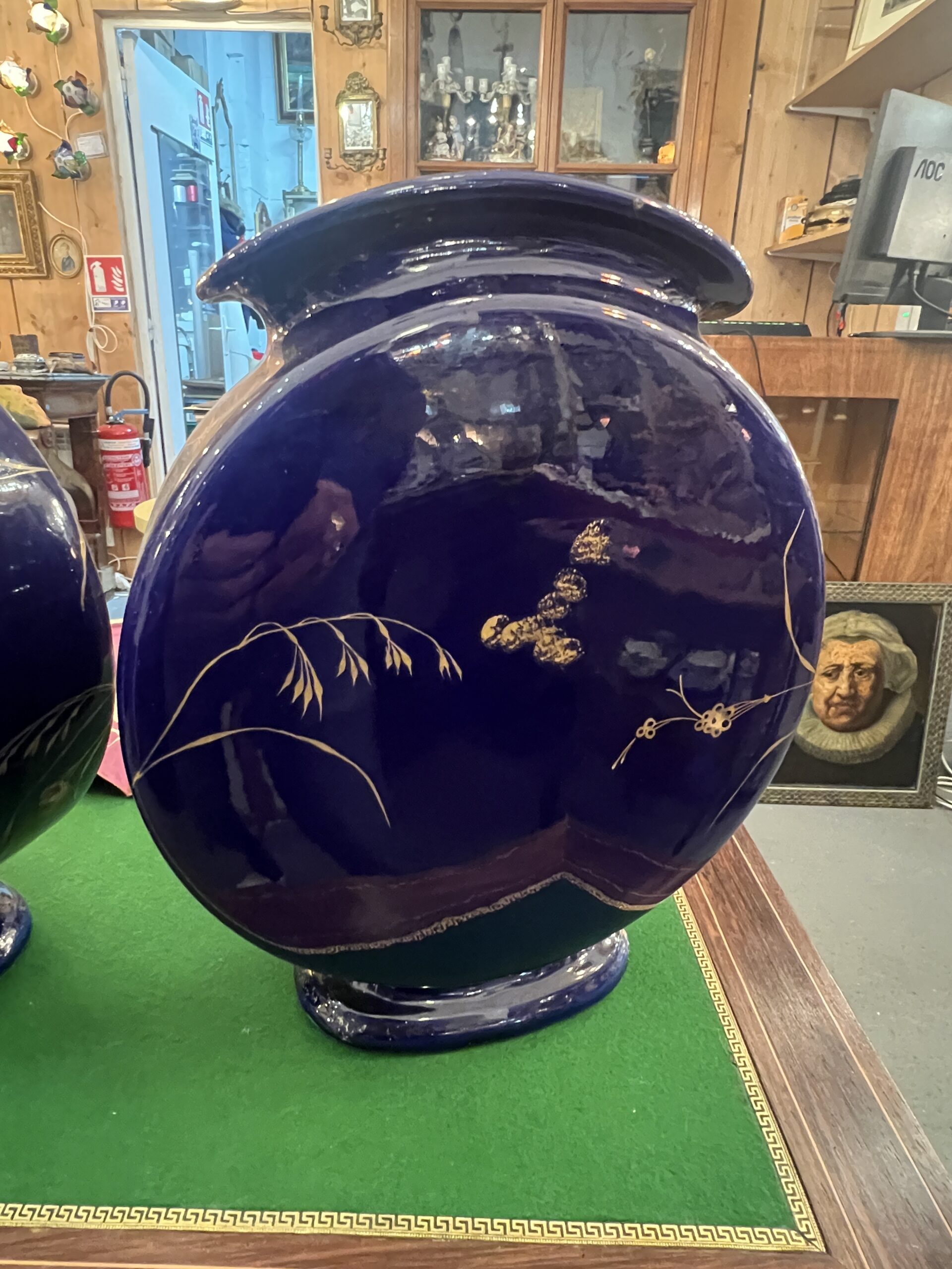 Paire de vases de Wasmuel, méplat en faïence impressionniste, Epoque 1880, décor Japonisant XIXe, bleu cobalt – Image 7