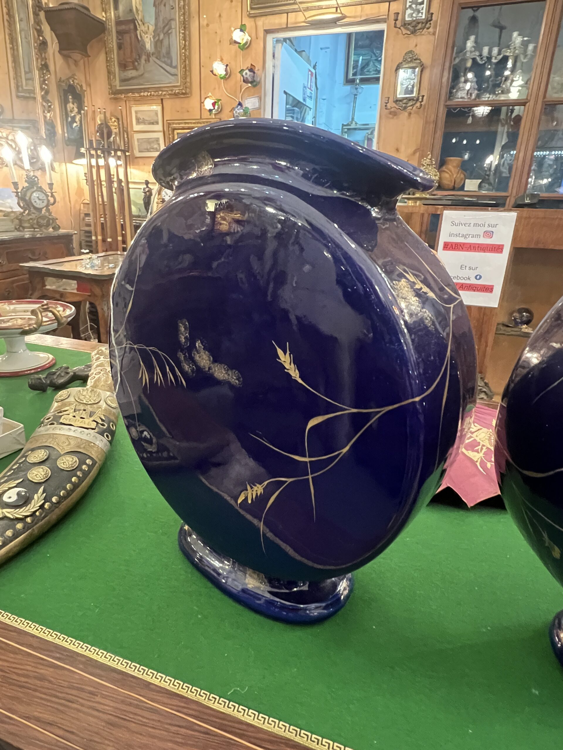 Paire de vases de Wasmuel, méplat en faïence impressionniste, Epoque 1880, décor Japonisant XIXe, bleu cobalt – Image 6