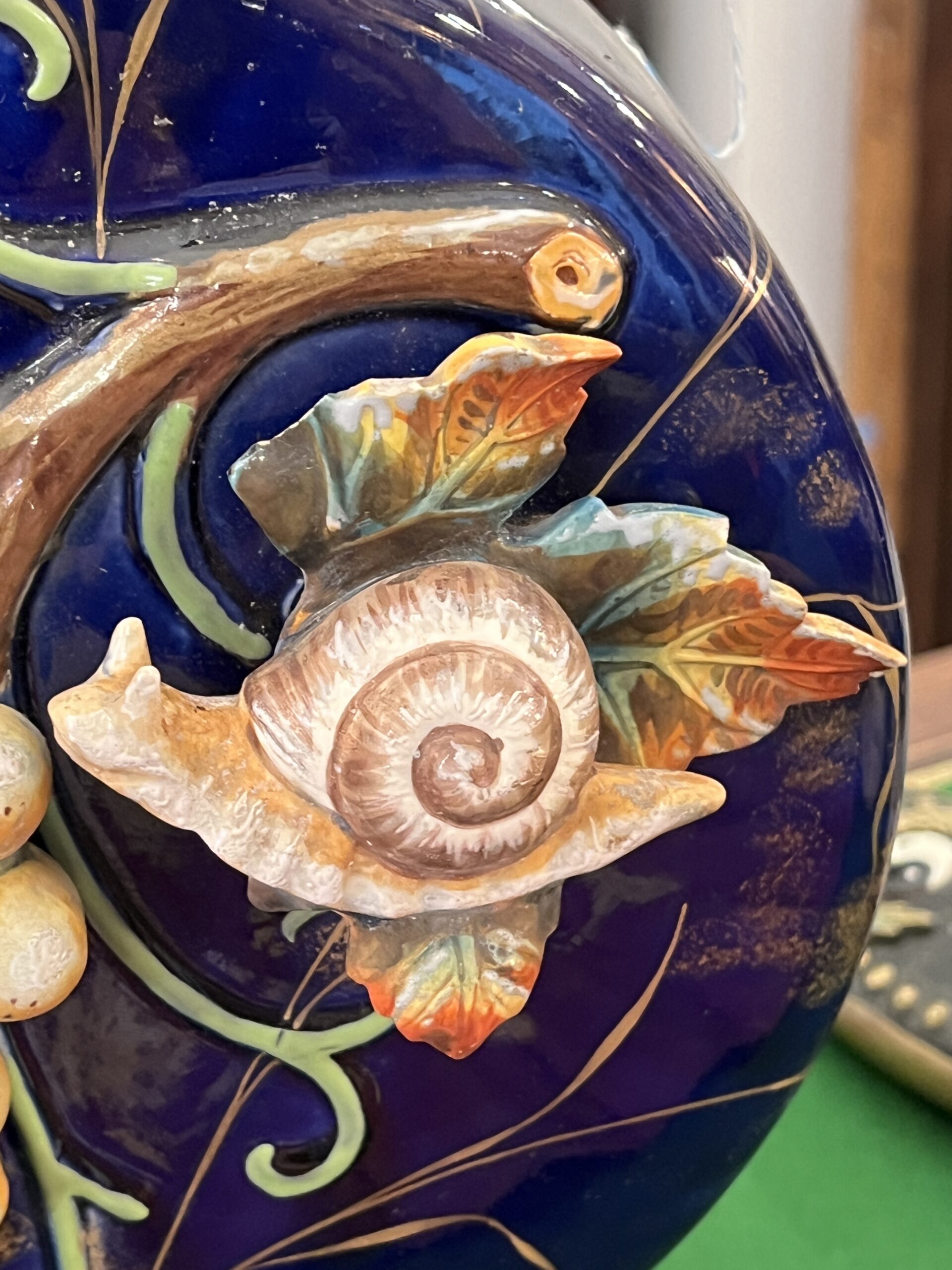 Paire de vases de Wasmuel, méplat en faïence impressionniste, Epoque 1880, décor Japonisant XIXe, bleu cobalt – Image 9