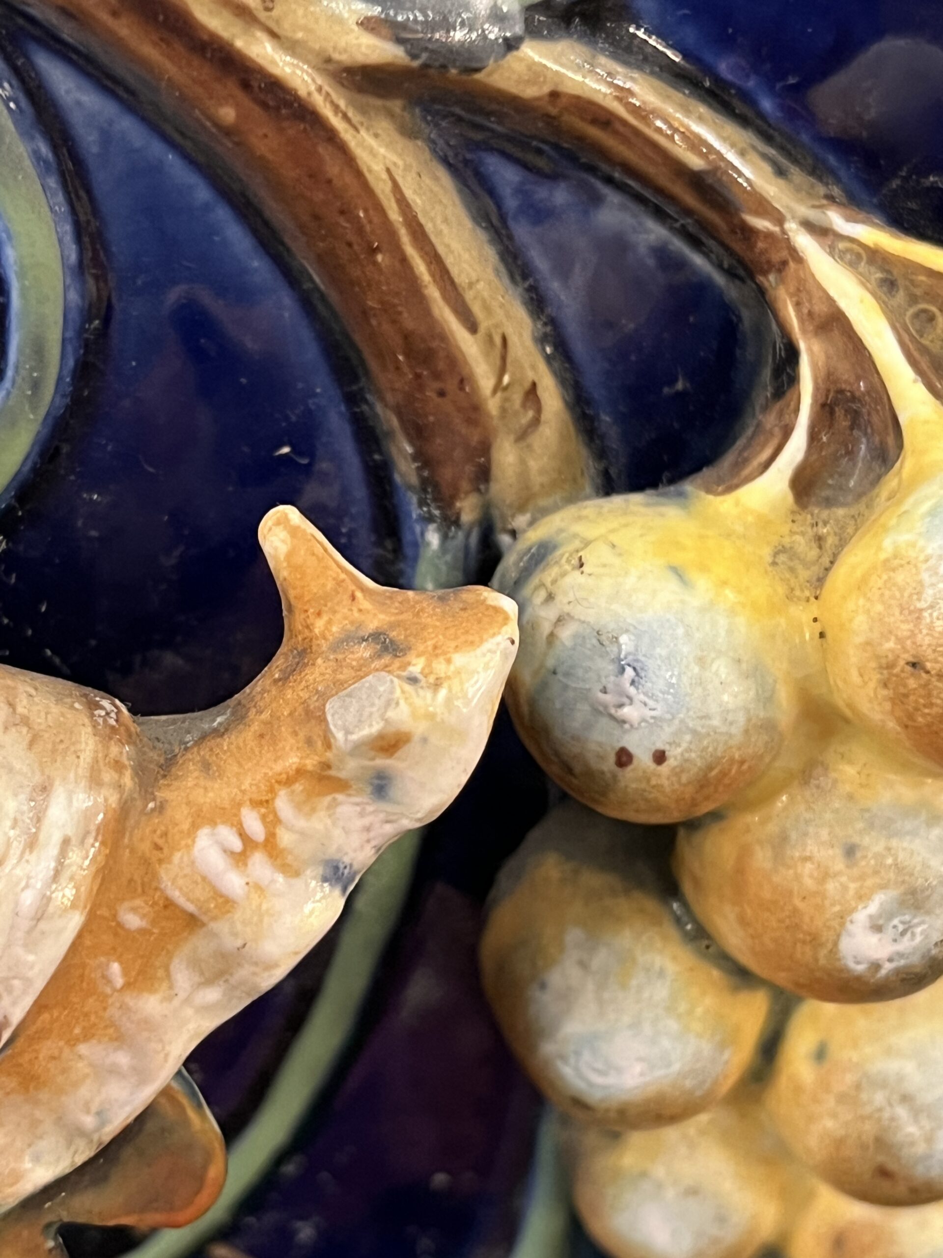 Paire de vases de Wasmuel, méplat en faïence impressionniste, Epoque 1880, décor Japonisant XIXe, bleu cobalt – Image 12