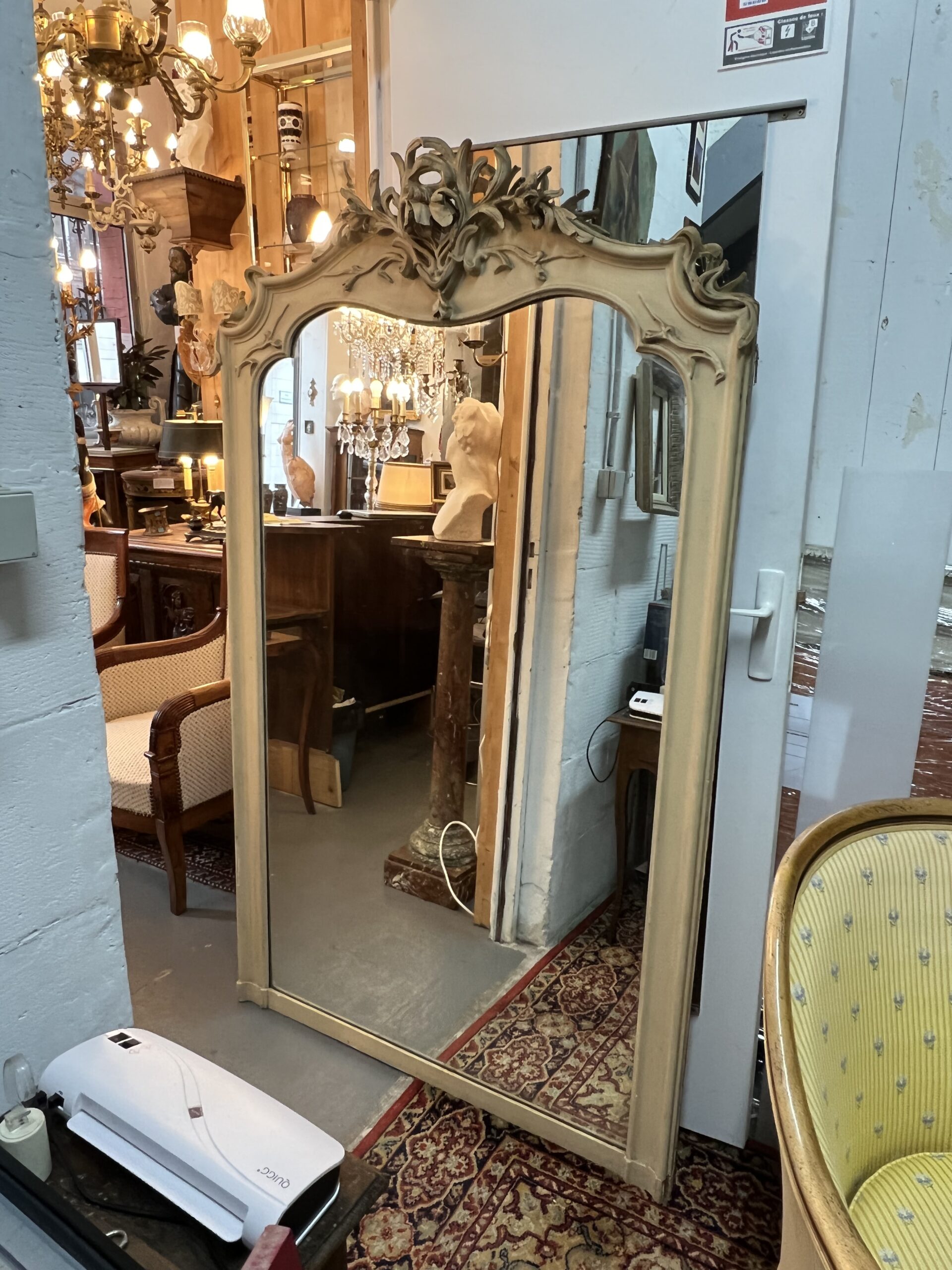 Grand miroir en bois peint sculpté, style Art nouveau