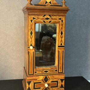 Magnifique petite armoire de maitrise en bois et marqueterie