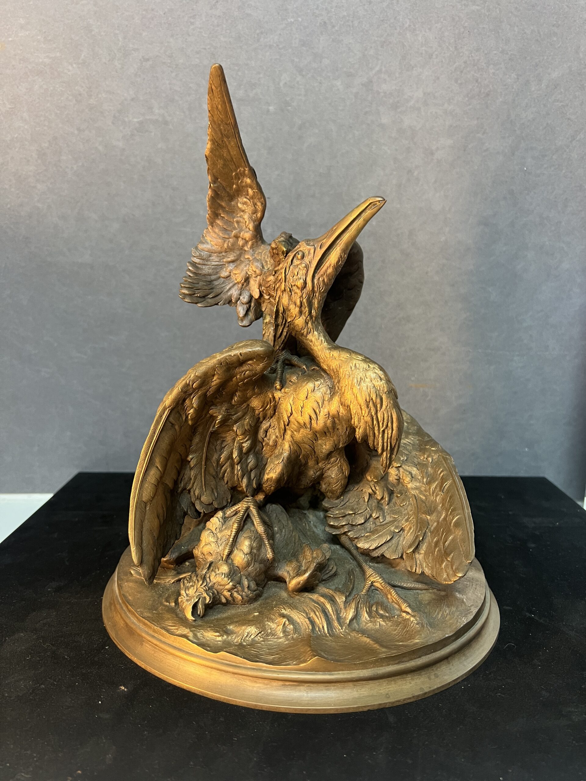 Sculpture en bronze massif d'une attaque d'un aigle sur un héron