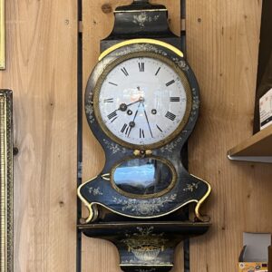 Elégante pendule neuchâteloise du XIXe siècle illustre le raffinement de l’horlogerie suisse d’époque