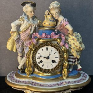 Pendule romantique en biscuit et porcelaine