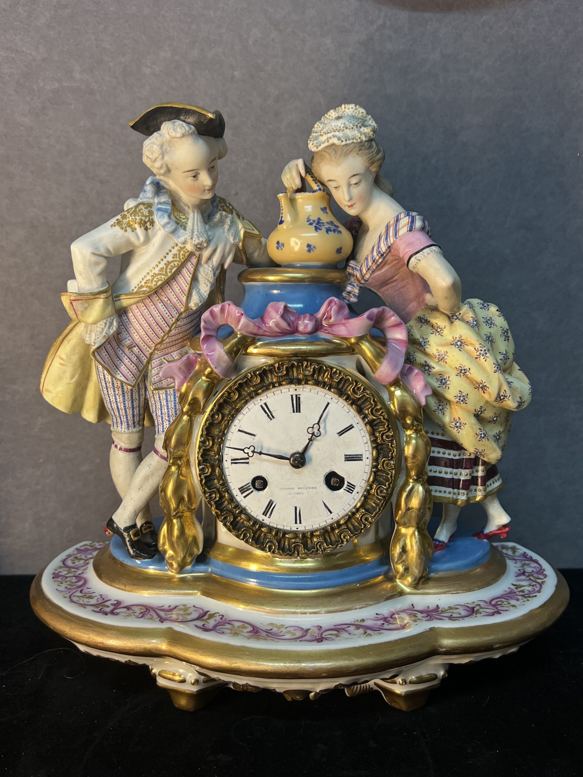 Pendule romantique en biscuit et porcelaine