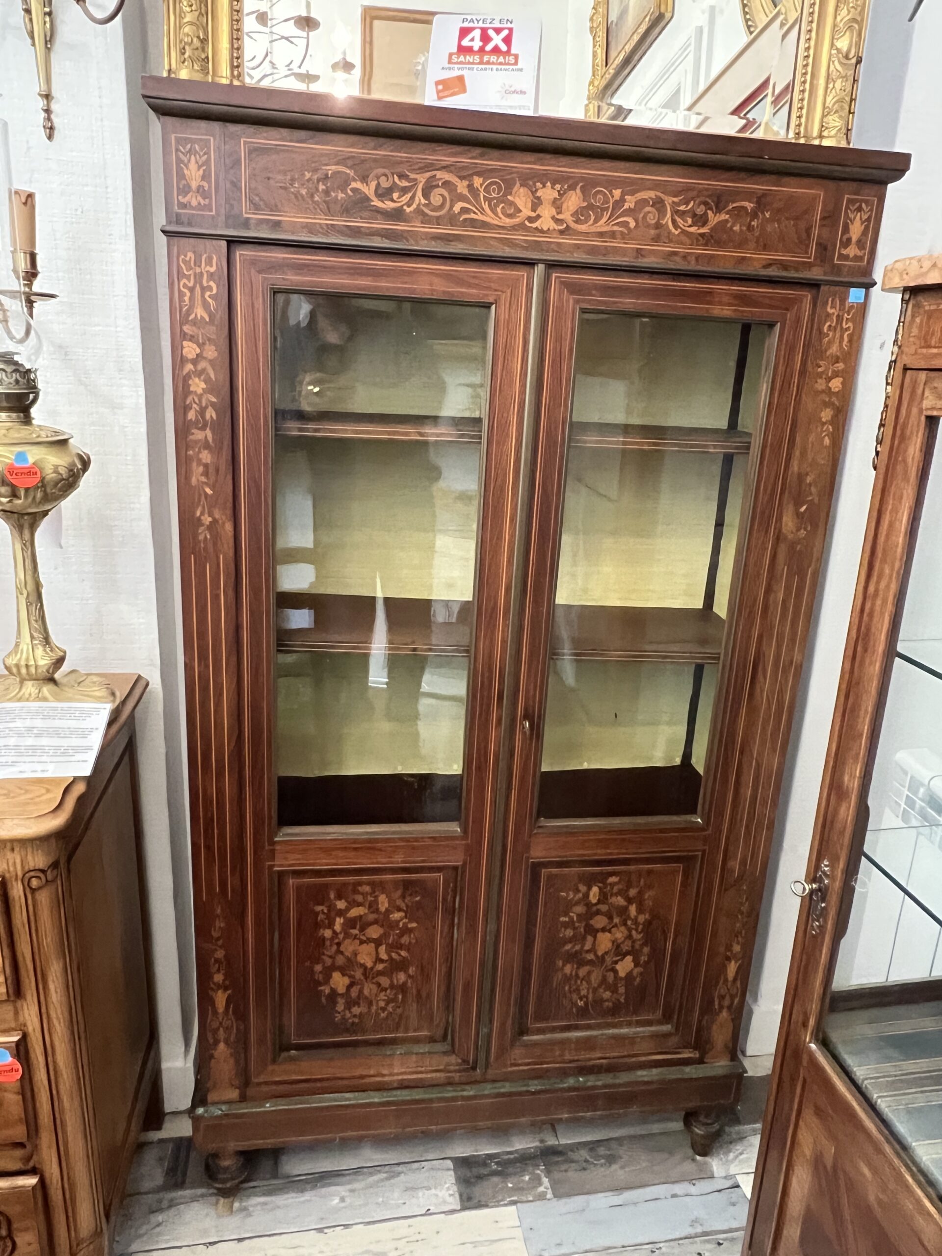 Charmante petite bibliothèque vitrine