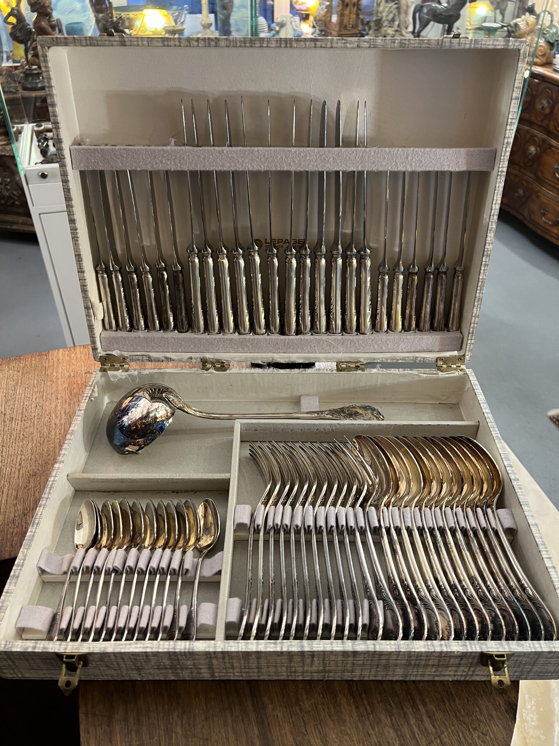 Belle et ancienne ménagère Christofle en métal argenté