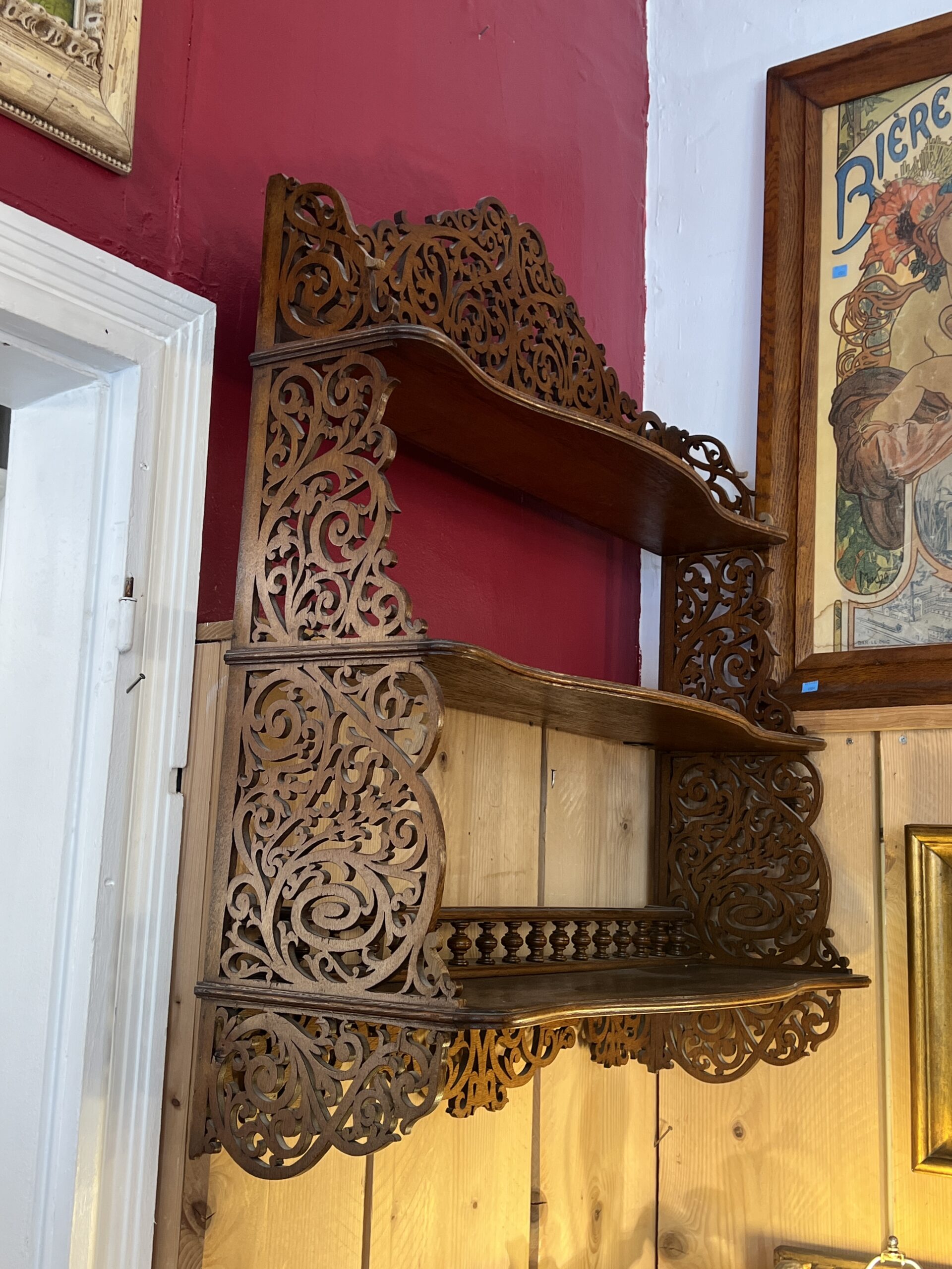 Etagère murale en bois découpé