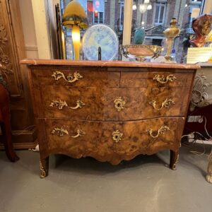 Belle et ancienne commode galbée