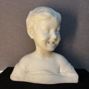 Belle sculpture d'un joli bébé souriant en marbre