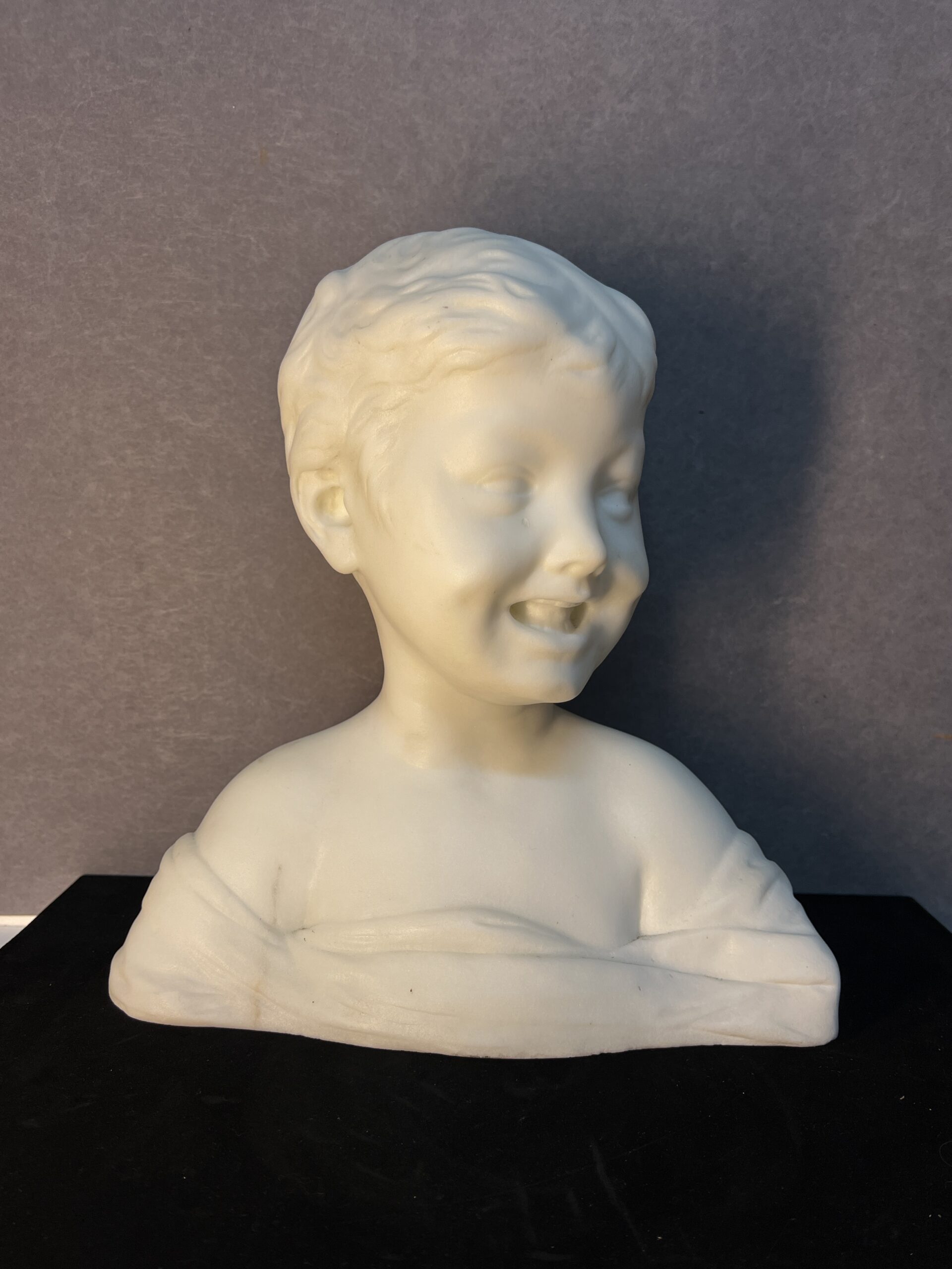 Belle sculpture d'un joli bébé souriant en marbre