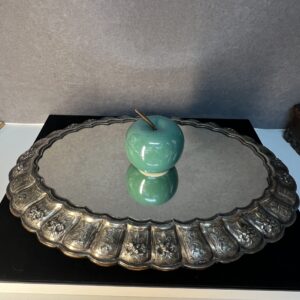 Plateau à fond de miroir et contour en argent massif sculpté