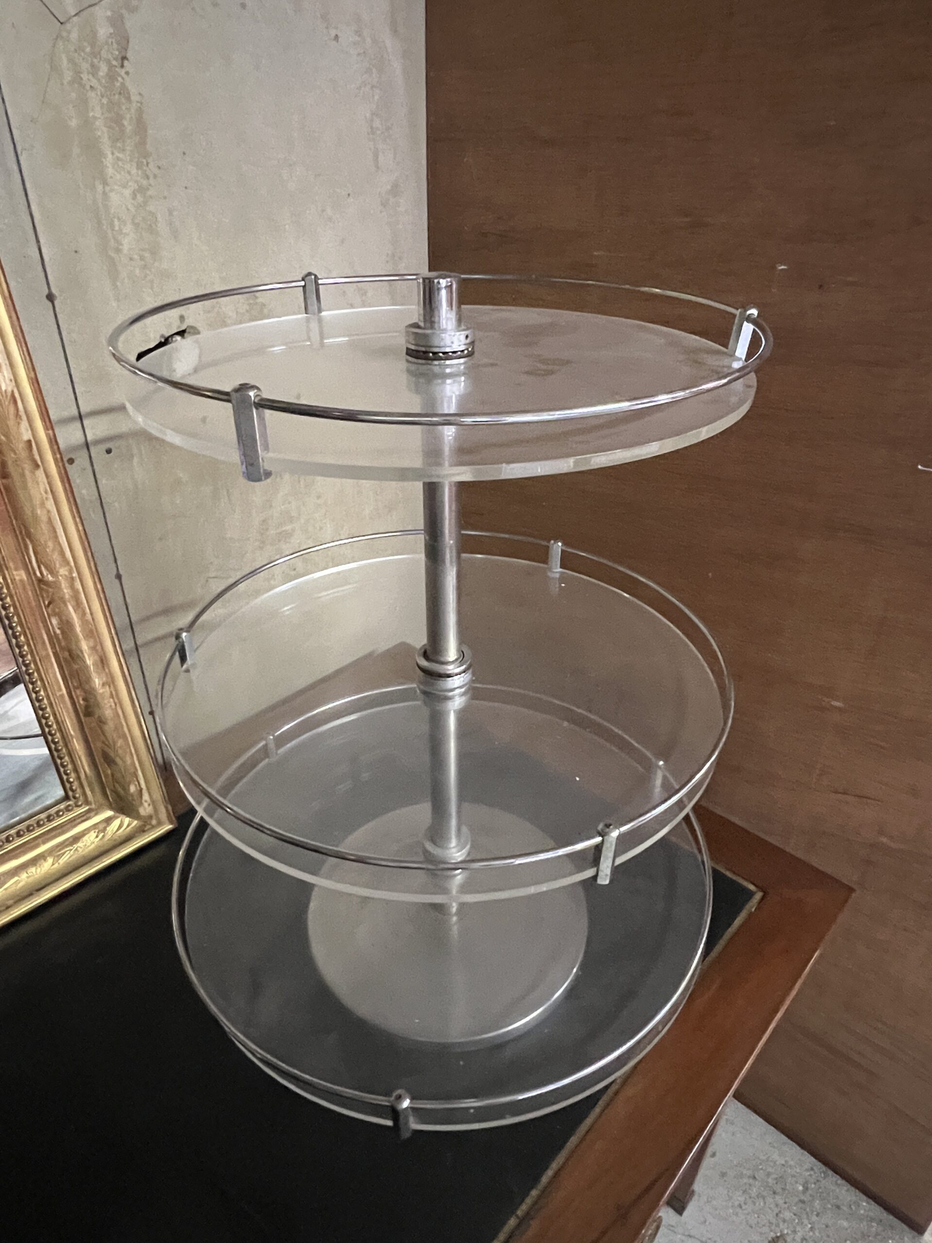 rare présentoir rond à 3 plateaux circulaires et tournant de magasin des années 1950