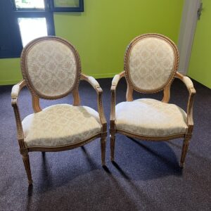 Paire de fauteuils de style Louis XVI en noyer massif rechampi et tapissé