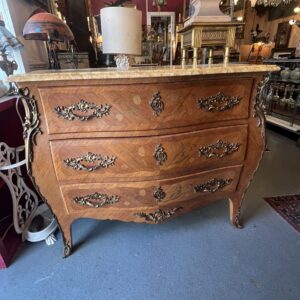 Commode galbée de style Louis XV en bois de placage et marqueterie