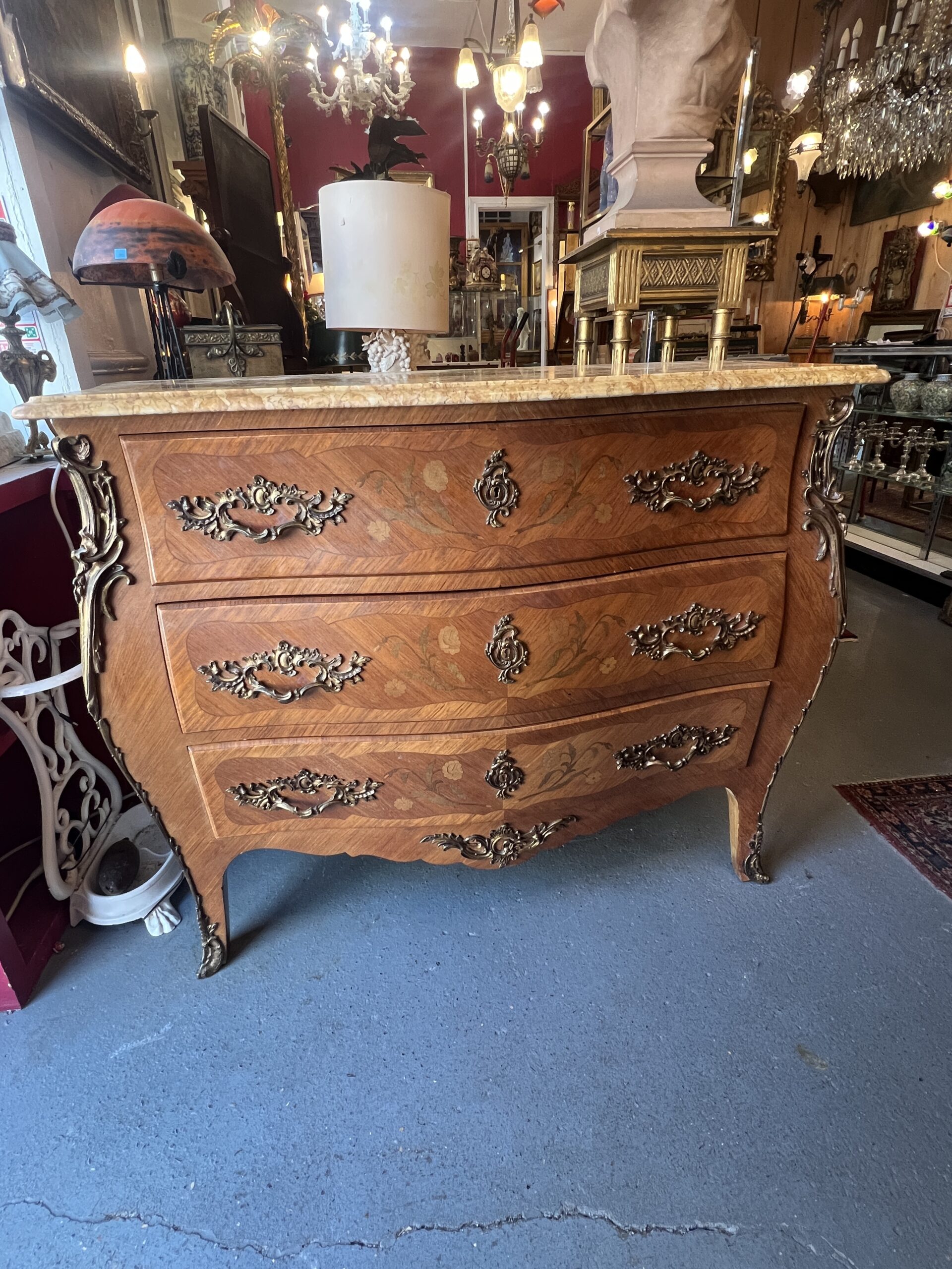 Commode galbée de style Louis XV en bois de placage et marqueterie