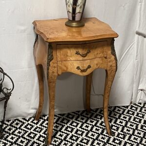 Petite table d'appoint en bois de placage de ronce