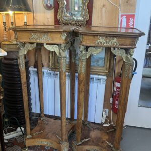 Paire de sellettes en bois de placage et ornements en bronze