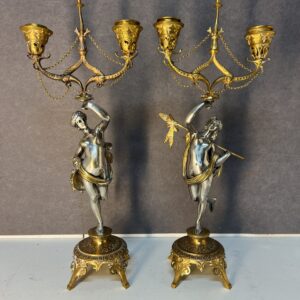 Une Éclatante Paire de Bougeoirs Anciens en Bronze Doré et Argenté