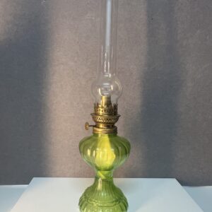 Lampe à pétrole ancienne en ouraline