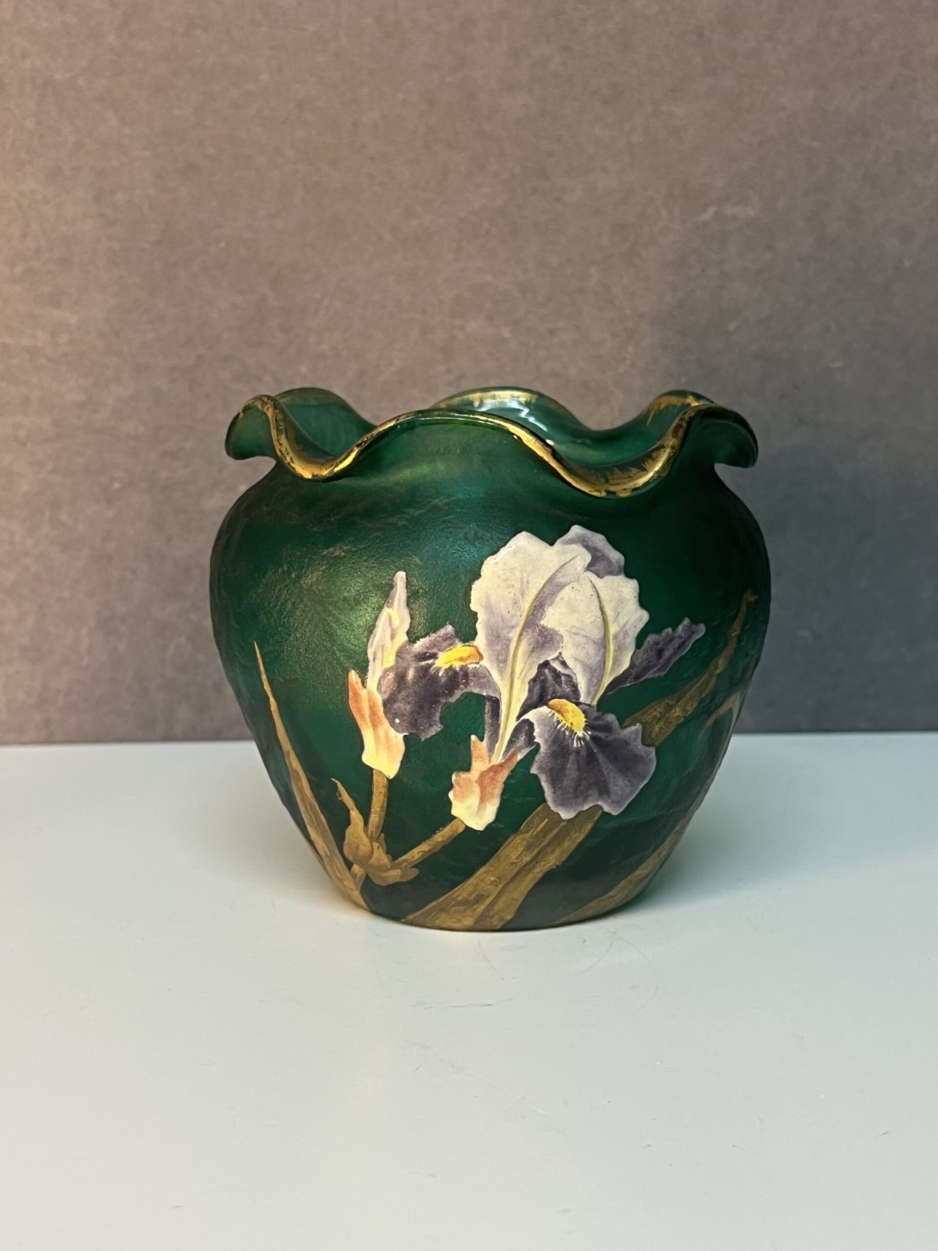 Vase cache pot signé Daum Nancy en verre givré et émaillé à décor floral vers 1900