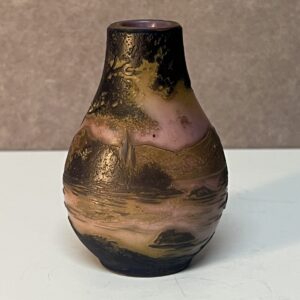 Vase miniature en verre multicouche dégagé à l'acide signé de Devez