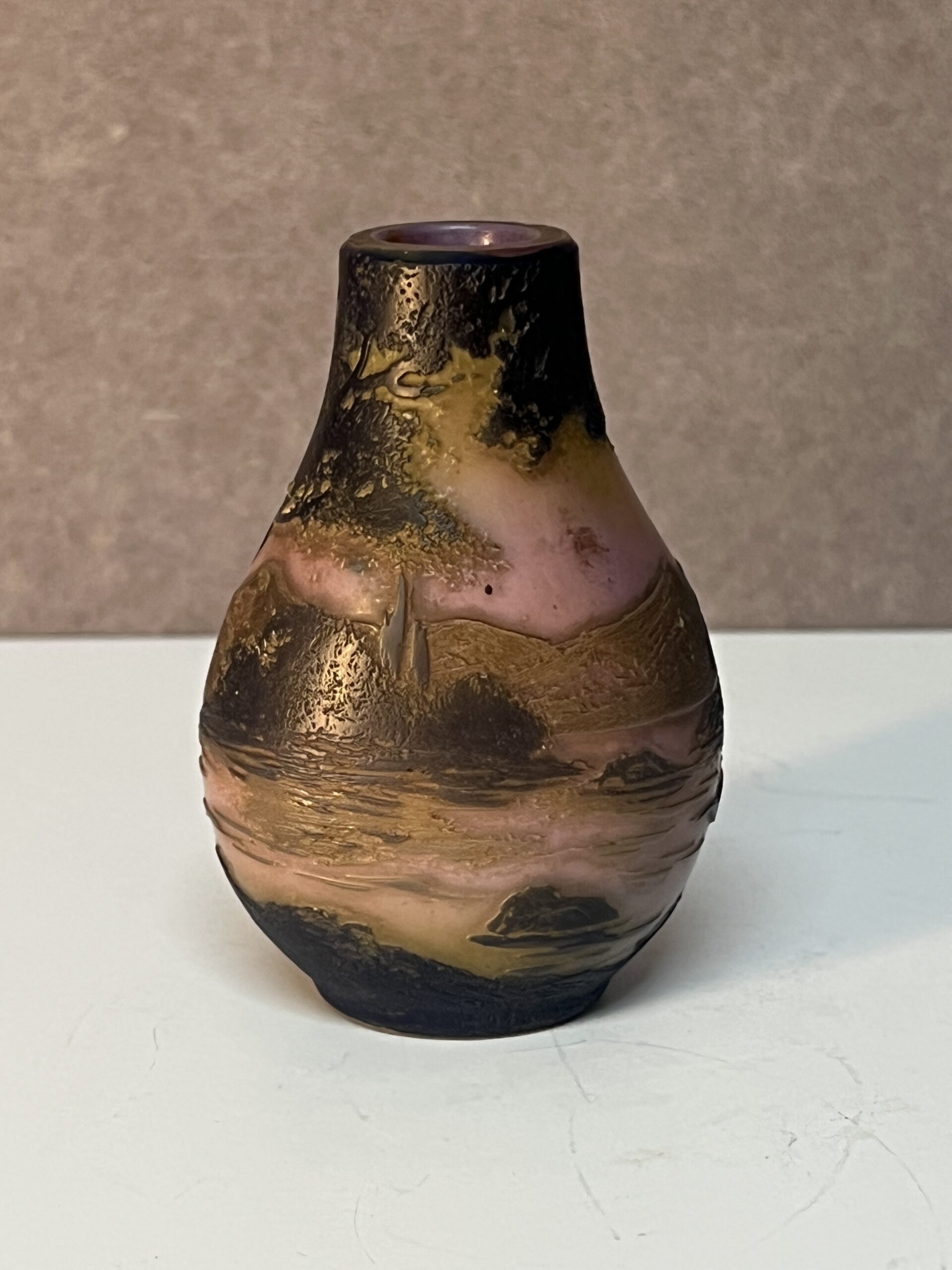 Vase miniature en verre multicouche dégagé à l'acide signé de Devez