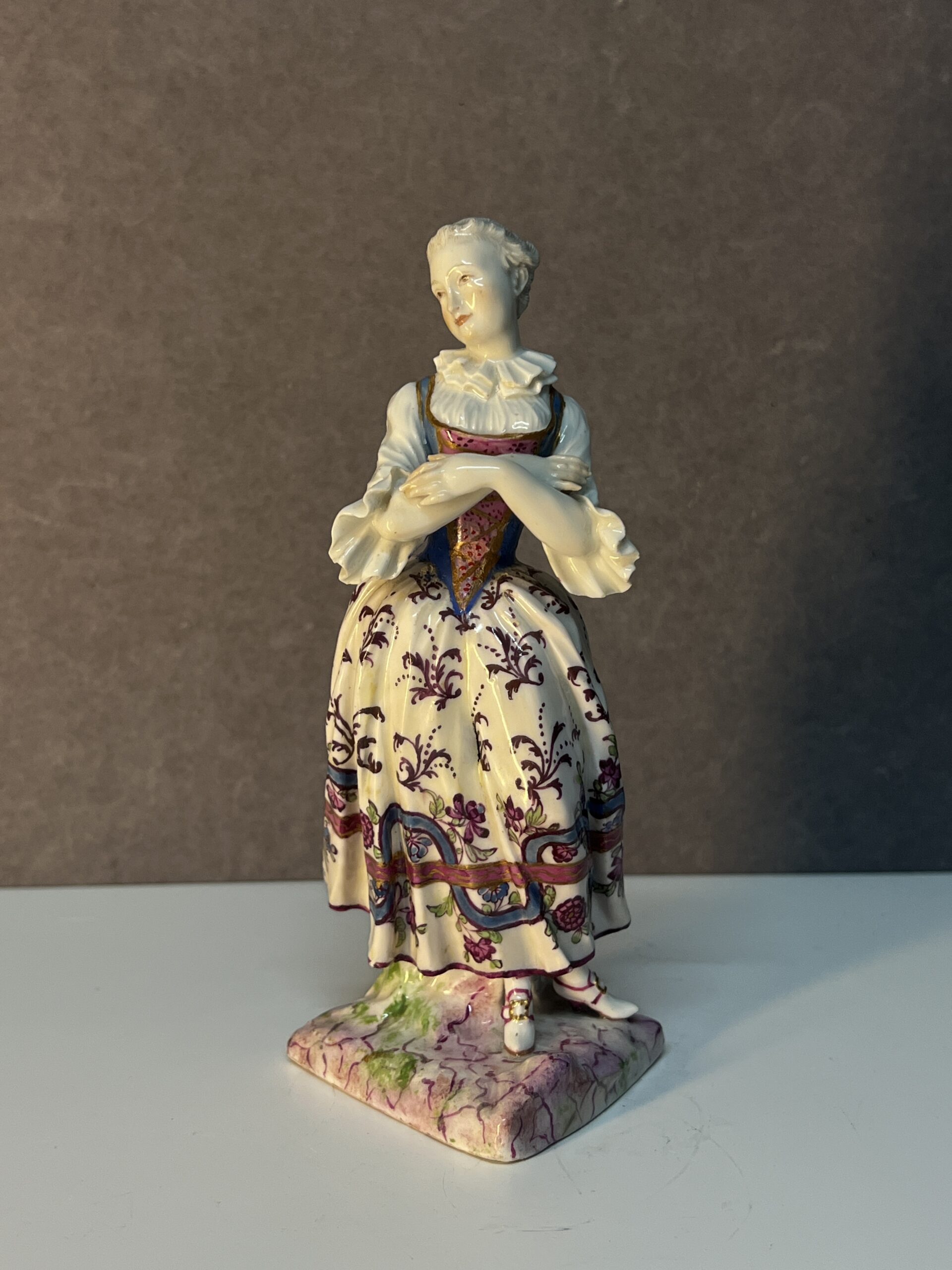 Très belle et ancienne statuette en porcelaine de la manufacture de Meissen XVIIIe siècle