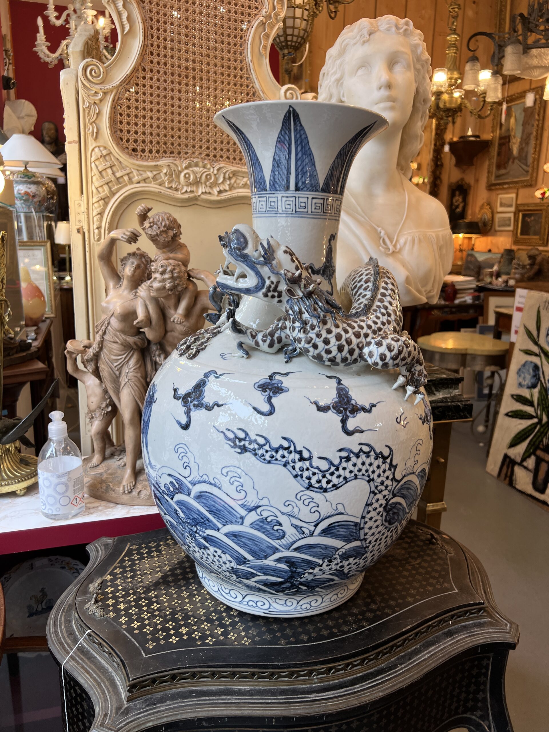Art d'Asie, imposant vase de Thianqung, en porcelaine de Chine, époque XXe – Image 12