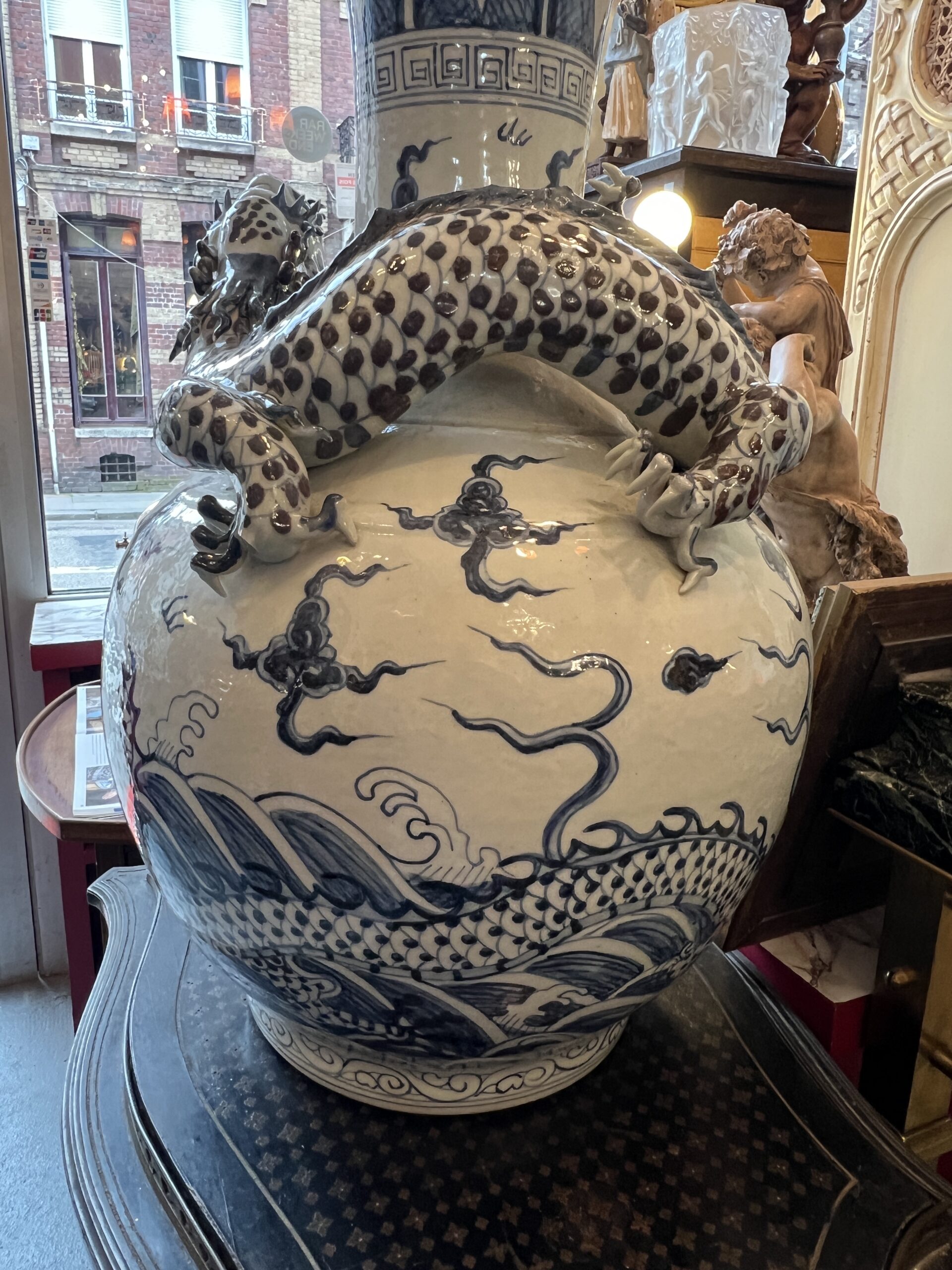 Art d'Asie, imposant vase de Thianqung, en porcelaine de Chine, époque XXe – Image 9