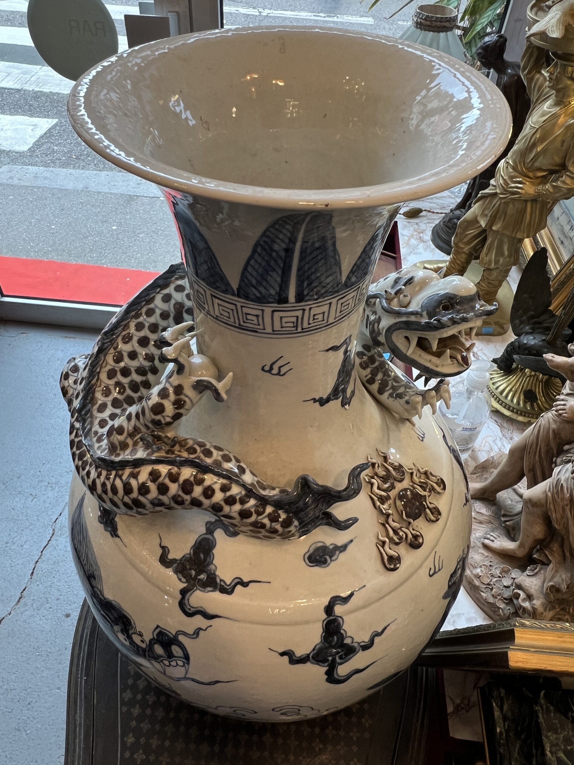 Art d'Asie, imposant vase de Thianqung, en porcelaine de Chine, époque XXe – Image 11