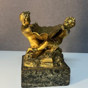 Sculpture en bronze doré XIXe siècle représentant deux enfants tenant une coquille