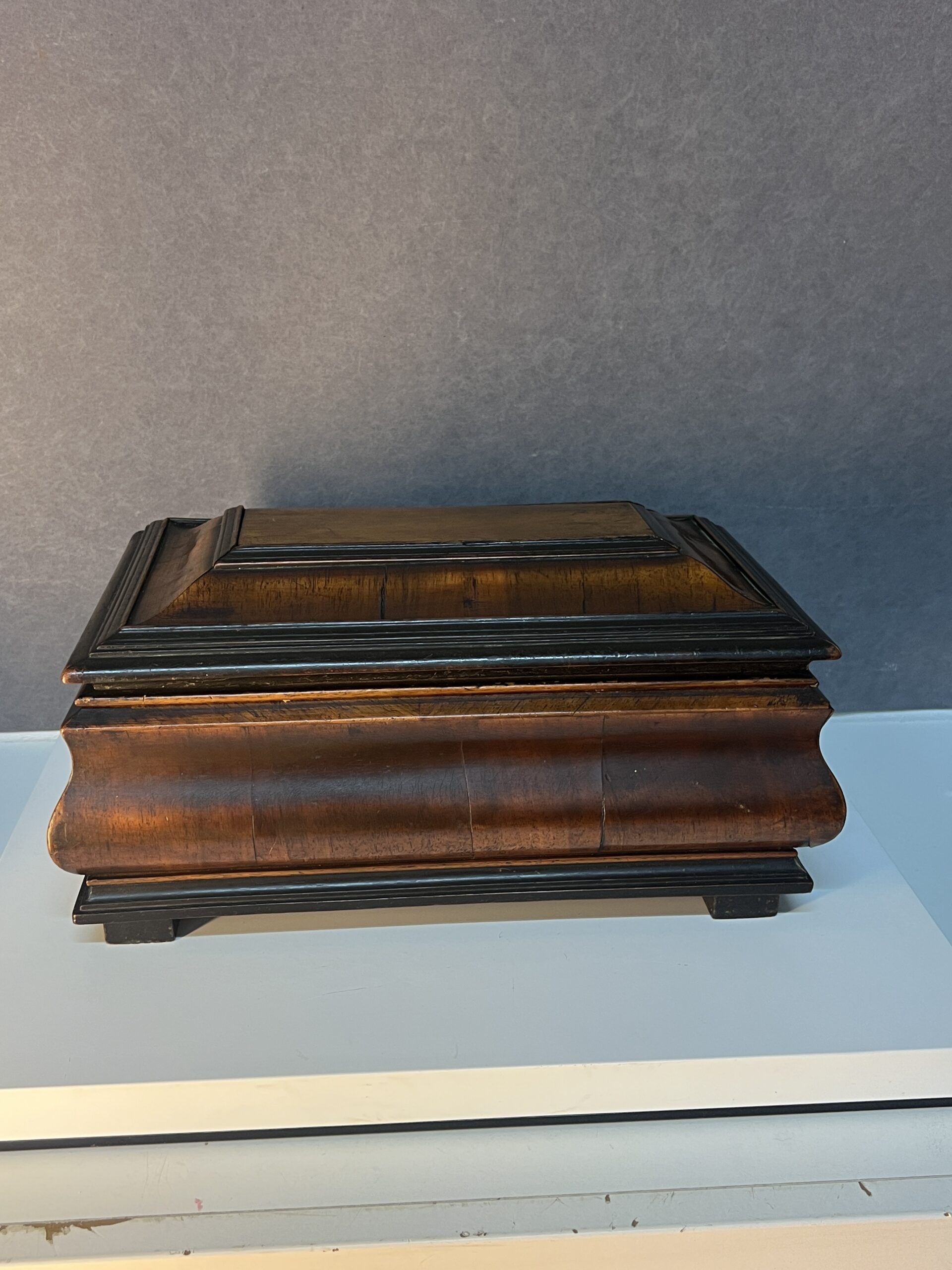 Coffret à système de mariage en bois sculpté