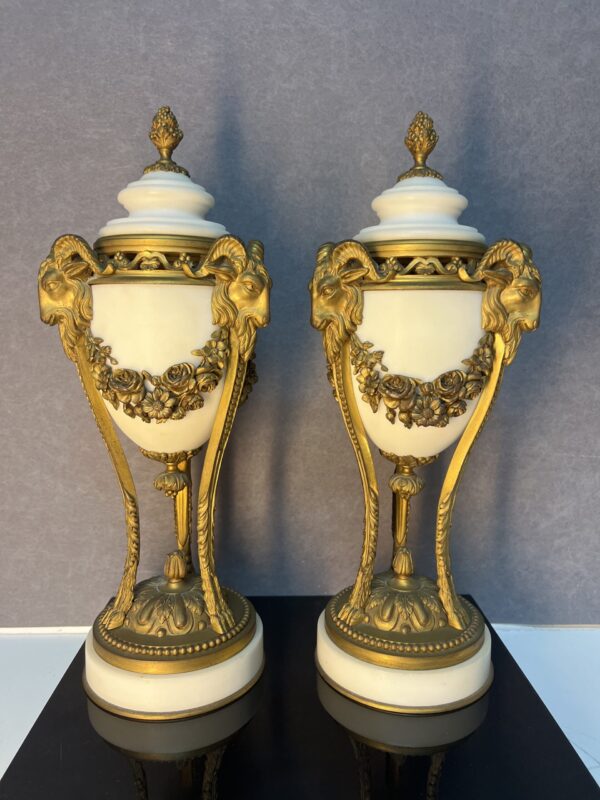 Paire de cassolettes en marbre et bronze doré, décor de têtes de béliers, XIXe siècle