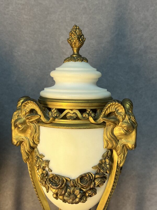 Paire de cassolettes en marbre et bronze doré, décor de têtes de béliers, XIXe siècle – Image 10