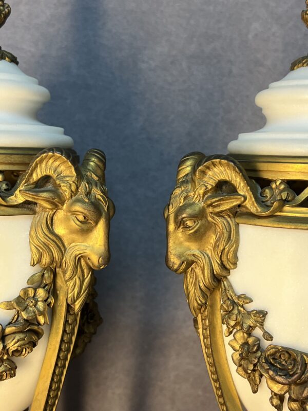 Paire de cassolettes en marbre et bronze doré, décor de têtes de béliers, XIXe siècle – Image 9