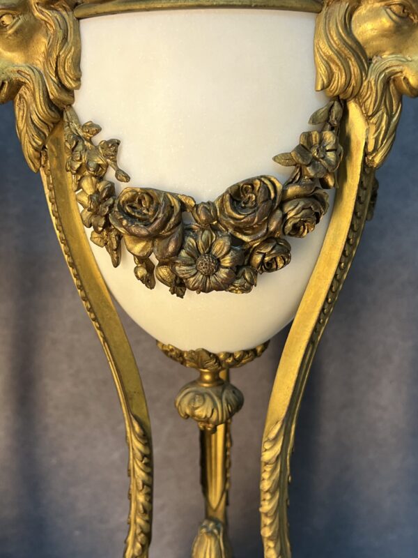 Paire de cassolettes en marbre et bronze doré, décor de têtes de béliers, XIXe siècle – Image 8
