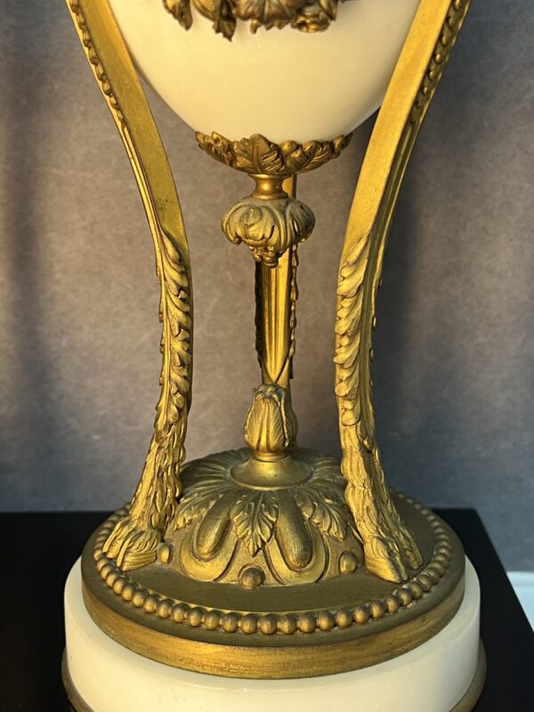 Paire de cassolettes en marbre et bronze doré, décor de têtes de béliers, XIXe siècle – Image 7
