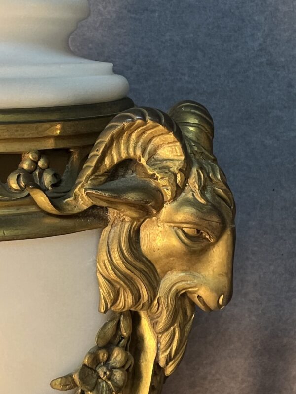 Paire de cassolettes en marbre et bronze doré, décor de têtes de béliers, XIXe siècle – Image 6