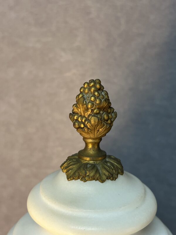 Paire de cassolettes en marbre et bronze doré, décor de têtes de béliers, XIXe siècle – Image 5