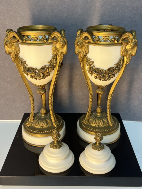 Paire de cassolettes en marbre et bronze doré, décor de têtes de béliers, XIXe siècle – Image 3