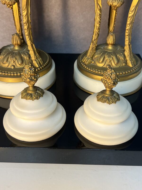 Paire de cassolettes en marbre et bronze doré, décor de têtes de béliers, XIXe siècle – Image 4