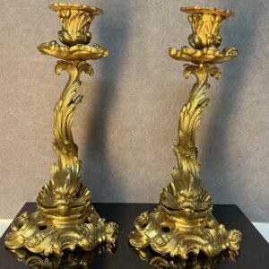 Paire de bougeoirs ancien XIXe, bronze doré, dauphins et coquillages